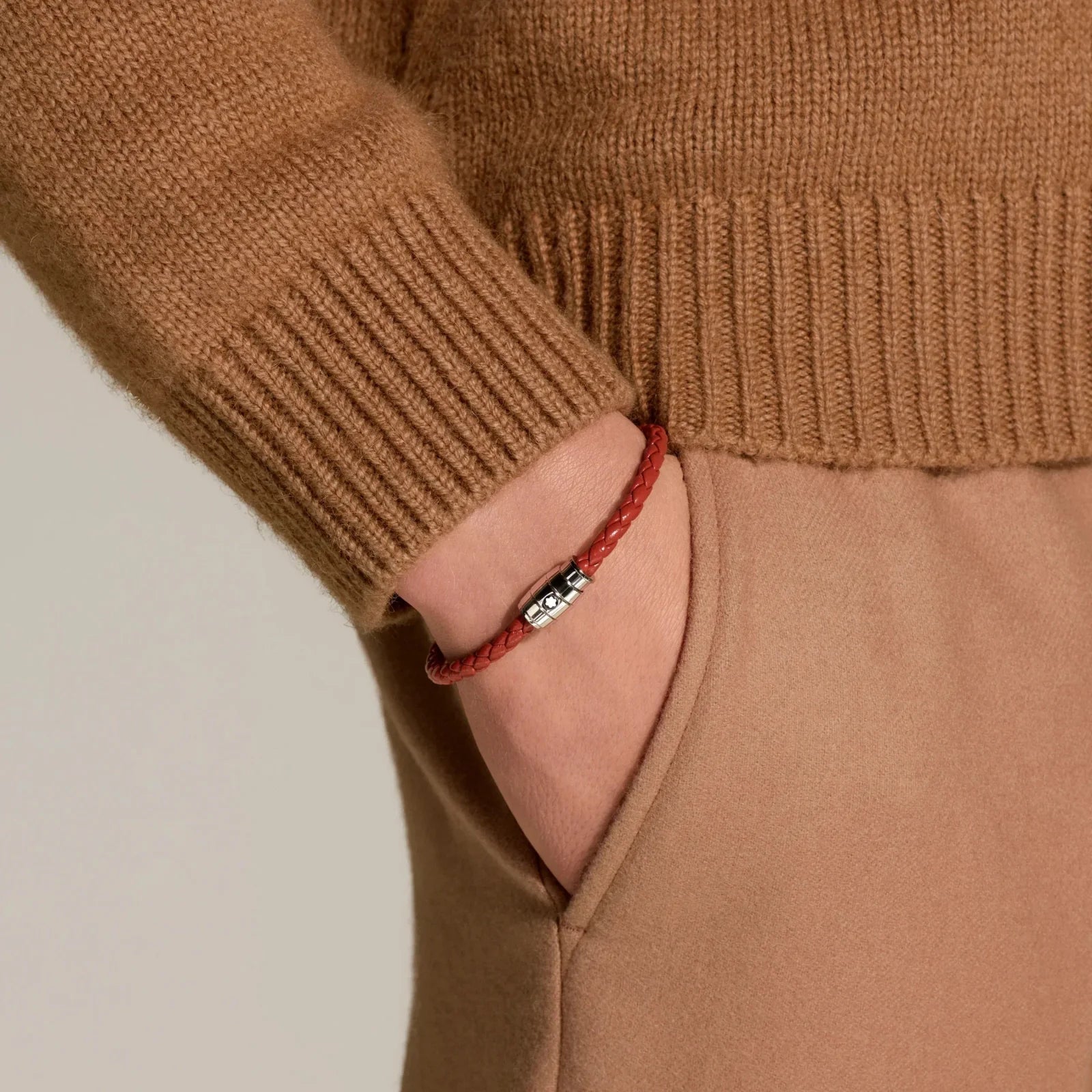 MontBlancワインレッド レザー ブレスレット Montblanc Bracelet: the authentic jewelry that will enhance your style