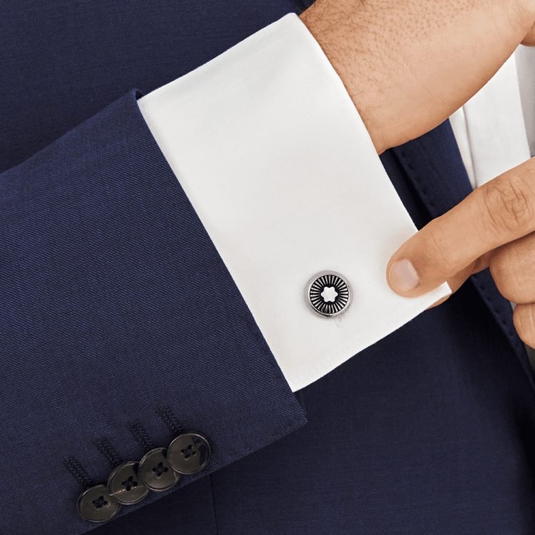 Boutons de manchetteMontblancBoutons de manchette ronds en acier inoxydable ornés de rayons et de l’iconique sommet enneigé en nacre, emblème de Montblanc
